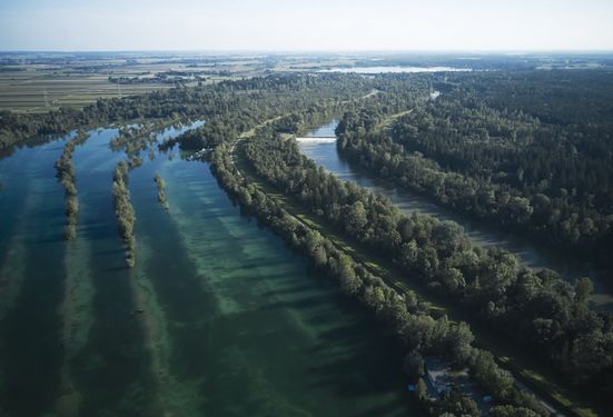 Weitmannsee bei Kissing mit Bewegungsparcour. Sehenswürdigkeit entlang des Lechradwegs.