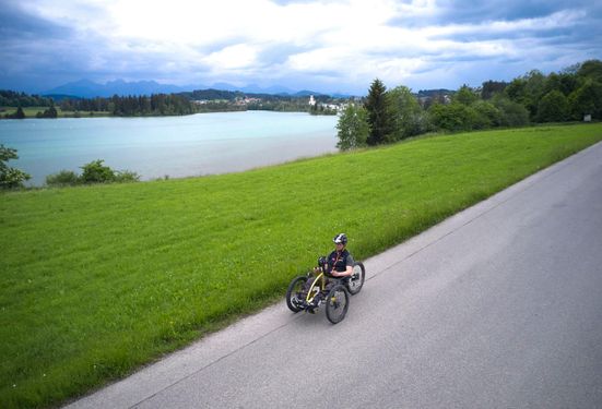 Handbikefahrer am Lechstausee Urspring bei Lechbruck