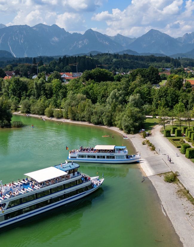 Zwei Schiffe am Ufer des Forggensees