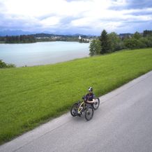 Handbikefahrer am Lechstausee Urspring bei Lechbruck