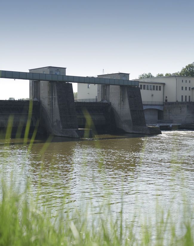 Wasserkraftwerk Ellgau flussaufwärts. Sehenswürdigkeit am Lechradweg