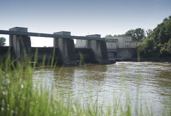 Wasserkraftwerk Ellgau flussaufwärts. Sehenswürdigkeit am Lechradweg