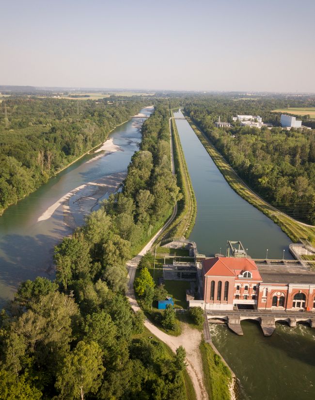 Auf der rechten Seite liegt der Lechkanal. Links davon das Lechmutterbett. Ebenfalls im Bild das Kraftwerk in Gersthofen