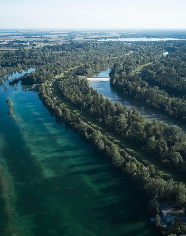 Weitmannsee bei Kissing mit Bewegungsparcour. Sehenswürdigkeit entlang des Lechradwegs.